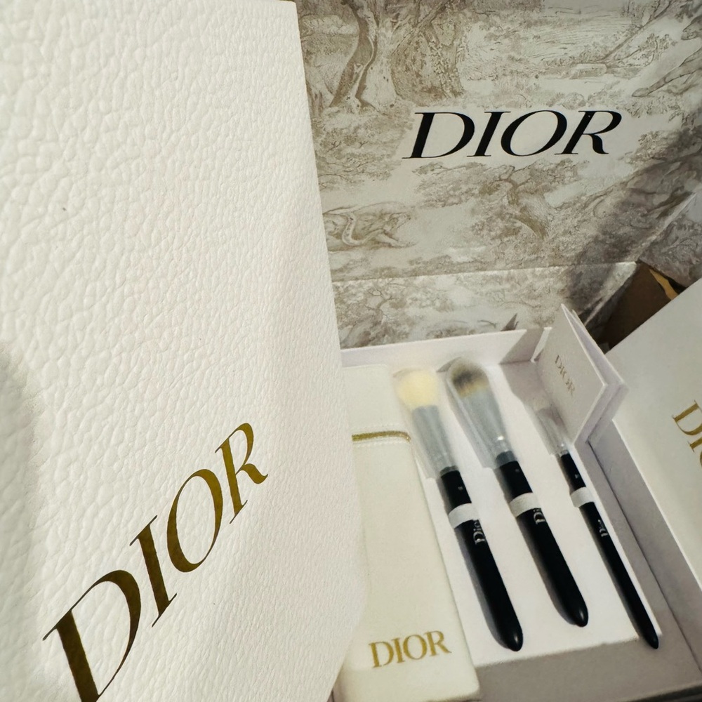 Dior Luxurious Brush Trio with Elegant Case, Gift box, envelope 100% Authentic - Picture 3 of 4